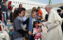 Papa visita ilha grega e leva refugiados para Itália