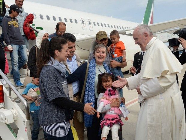 Papa visita ilha grega e leva refugiados para Itália