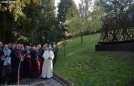 Papa abençoa monumento a Nossa Senhora Aparecida e reza pelo Brasil