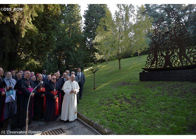 Papa abençoa monumento a Nossa Senhora Aparecida e reza pelo Brasil