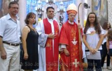 Celebração do Sacramento da Crisma.