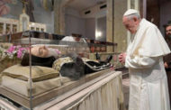 Papa Francisco faz visita ao corpo incorrupto de Padre Pio